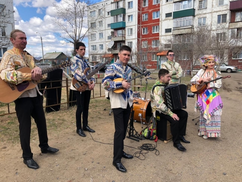 Творческие коллективы края выступят для ветеранов Zабайкалья с концертами во дворах 